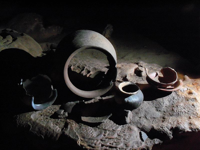В пещере нашли огромное количество религиозных предметов.