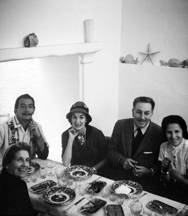 Семья Дали и семья Диснея за праздничным ужином в Испании 1957г.