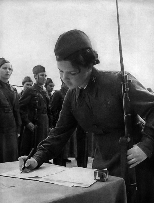 Вовремя Второй Мировой Войны юные девушки работали не только в лазаретах, но и на линии фронта.