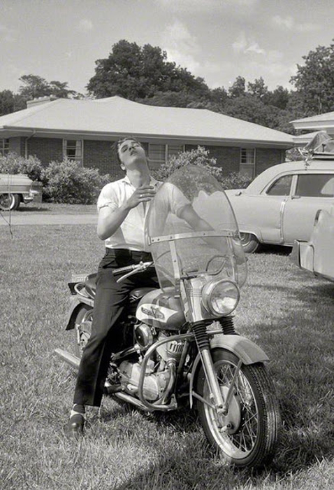 Элвису 21 год. Перед своим домом в Мемфисе, 1956г.