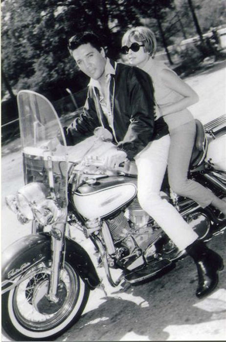 Элвис и Дебора Валли на Harley Davidson.