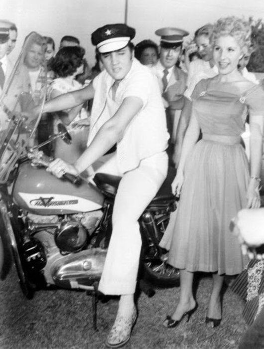 Эвис на своем  Harley. 1956г.