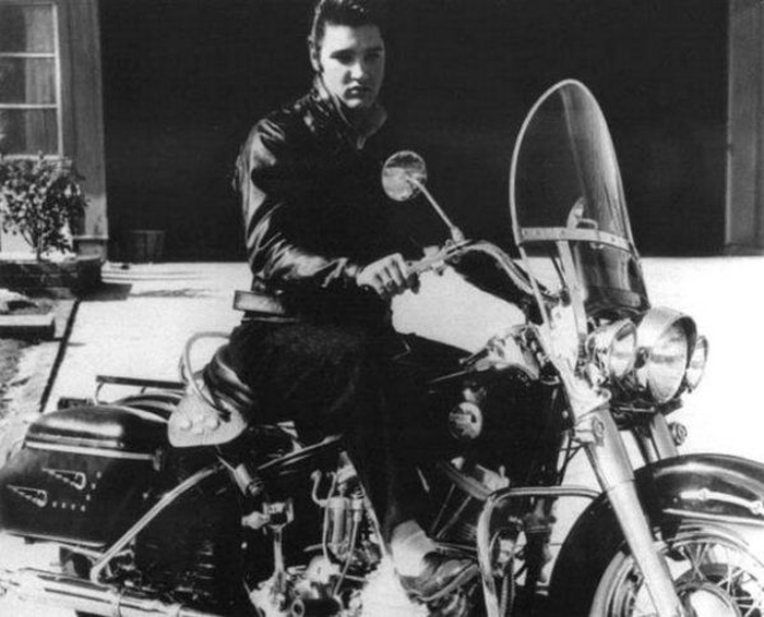 Элвис и его  Harley на подъездной дорожке в Одубон Драйв, 1956г.