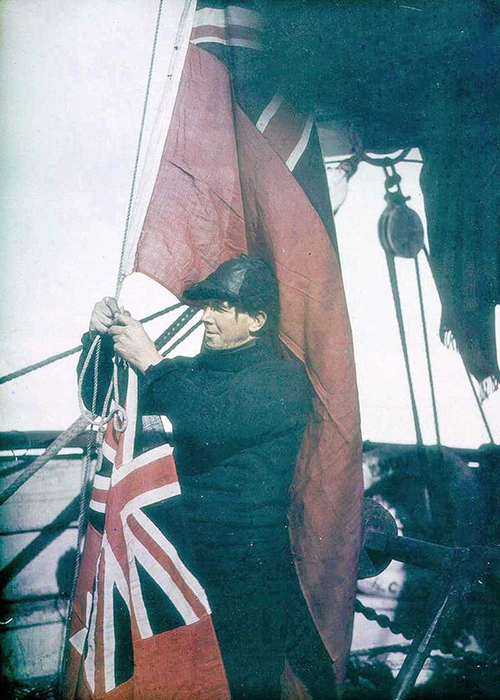 Третий помощник капитана регулирует сигнальные флаги «Эндьюранса».