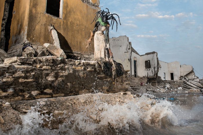 Жуткие чудовища Сенегала. Автор фото: Fabrice Monteiro.