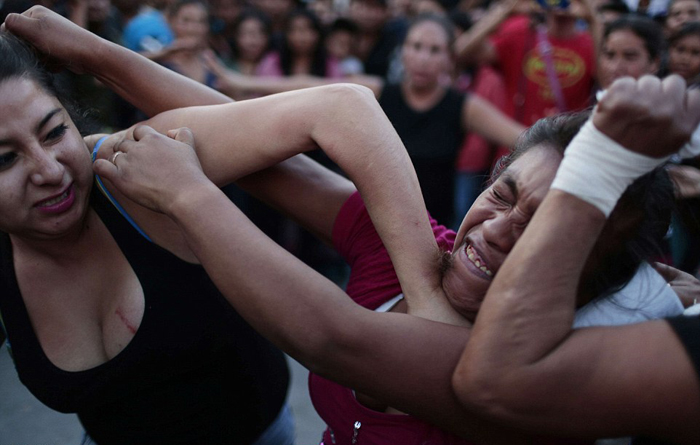 Кулачные бои среди женщин Мексики.