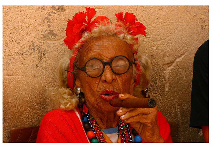Старушка с улиц Кубы.
