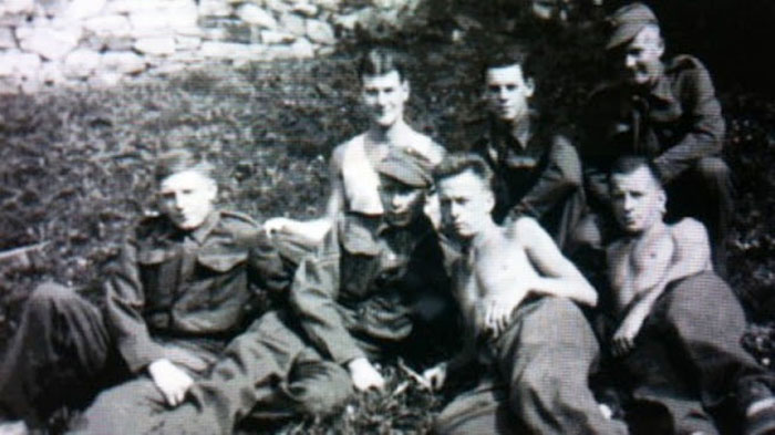 Гораций Грисли (второй справа в первом ряду) со своими друзьями в лагере, Польша.