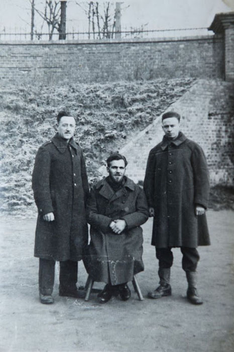 Гораций Грисли (справа) в лагере заключенных в Польше.