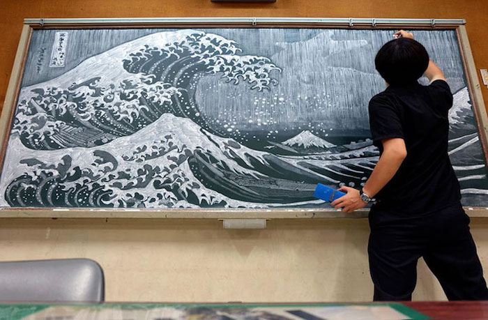 Рисунок мелом по школьной доске от учителя в Японии.