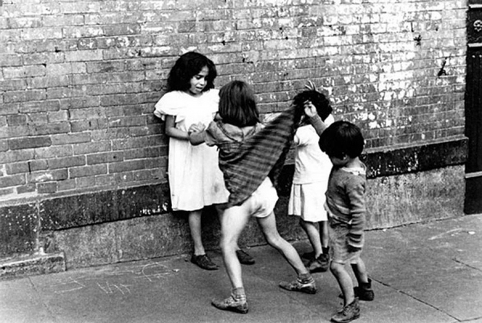 Мальчик, заглядывающий под юбку девочке. Автор фото: Helen Levitt.