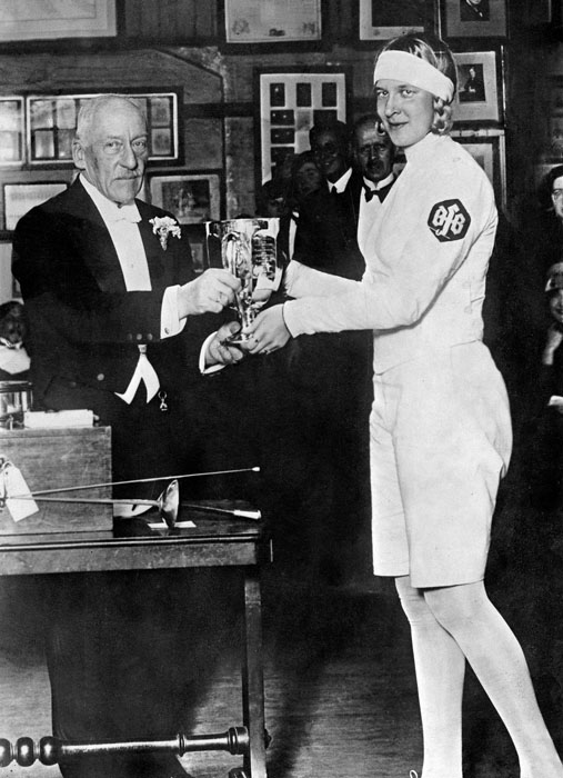 Хелена Майер получает очередной приз. 1930 год.