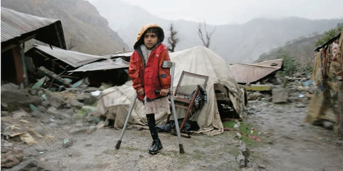 Инша потеряла ногу при землетрясении в Пакистане 2005 года.