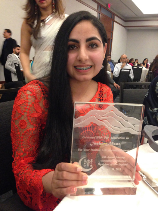 Инша Афсар с одной из наград за свои спортивные достижения.
