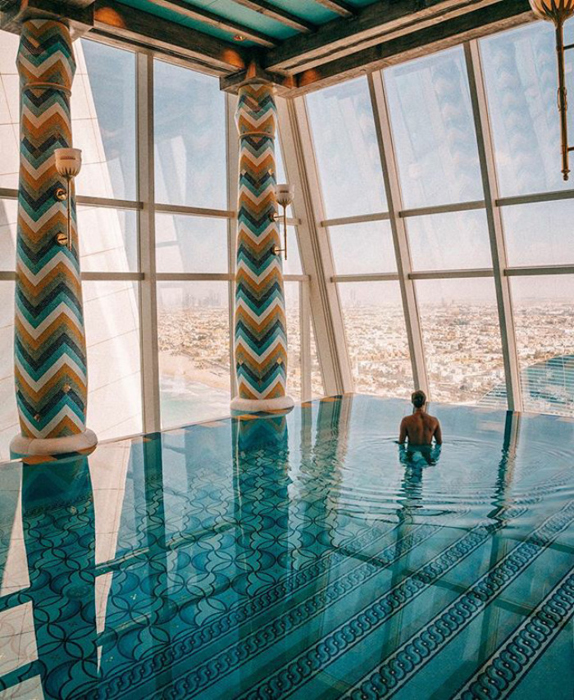 В лучшем бассейне Дубаи. Instagram doyoutravel.