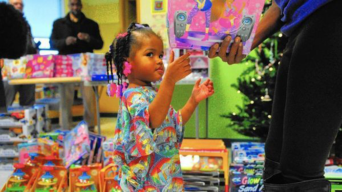Благодаря Джесси Тендайи, дети в больнице на Рождество не остаются без подарков.