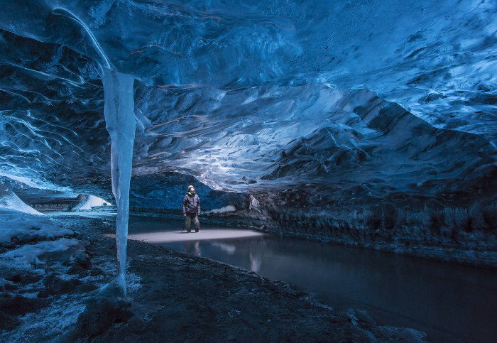 Луч солнца в темном царстве - пещера на Камчатке.