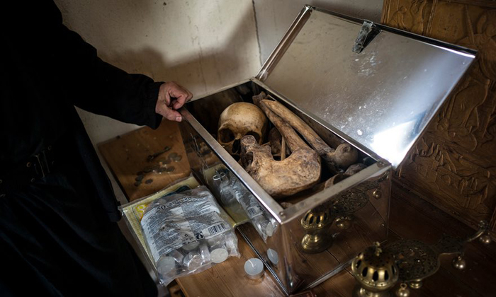 Эти кости принадлежат монаху, который раньше жил в ските Карули. Даже после смерти монах пожелал остаться в ските. Его останки поместили в серебряный сундук.