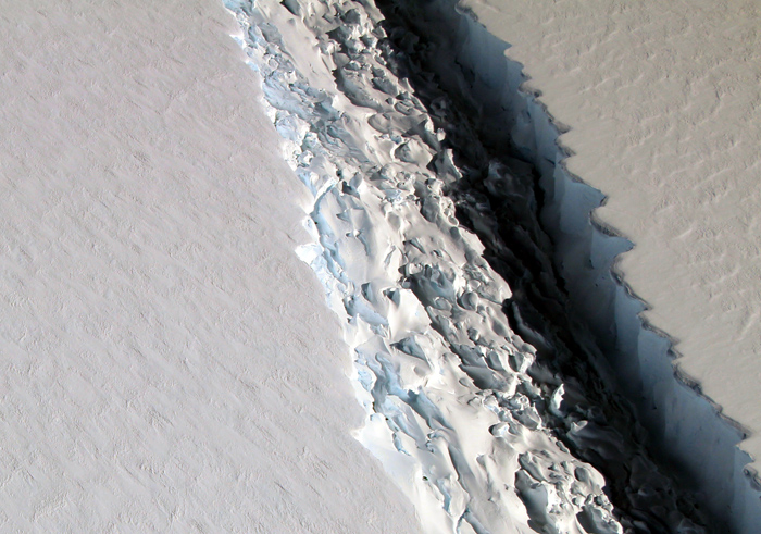 Разлом на леднике Ларсена. В ширину разлом в среднем 100 м, однако вглубь он уходит на 500 м.