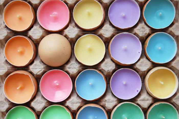 Разноцветные свечи в яичной скорлупе.  Автор: LessCandles.