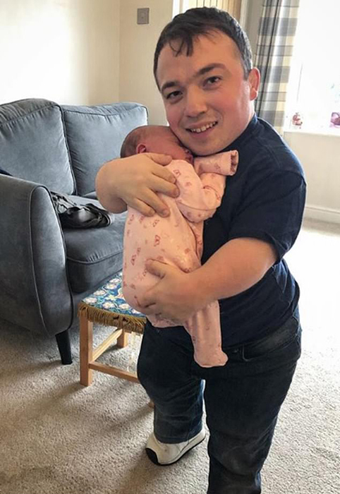 Папа с новорожденной дочкой.