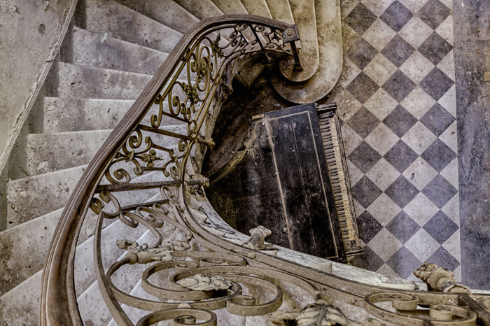 Изящная лестница в старом здании.