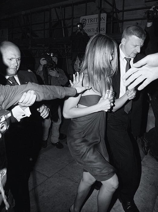 Звезда телесериала *Друзья* Дженнифер Энистон старается быстрее пройти мимо папарацци после вечеринки в Лондоне. Фото: Max Butterworth.
