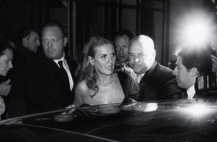 Сара, герцогиня Йоркская садится в автомобиль после вечера, проведенного в ночном клубе Лондона. Фото: Max Butterworth.