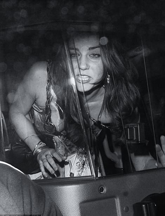 Кейт Миддлтон в такси после посещения ночного клуба. Фото: Max Butterworth.