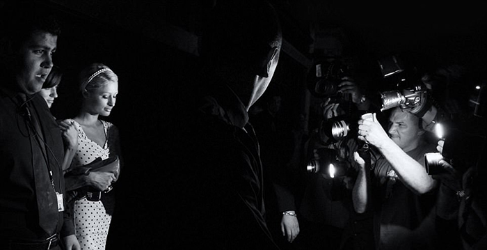 Пэрис Хилтон выходит из ночного клуба, выглядя при этом, будто идет в начале светского ужина. Фото: Max Butterworth.