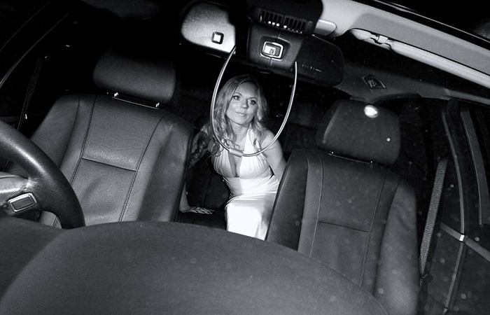 Джери Холливел в автомобиле ожидает, когда ее отвезут домой. Фото: Max Butterworth.