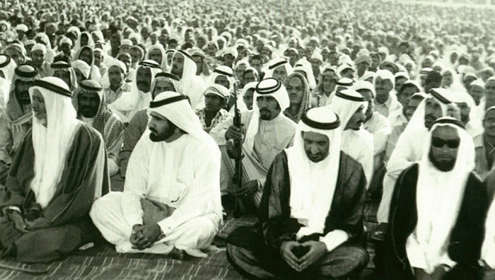 Мужчины на молитве во время мусульманского фестиваля Eid in Dubai.