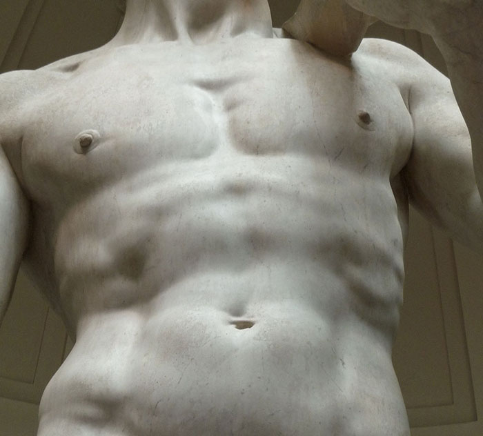 Микеланджело приделил особое внимание всем деталям, придавая статуе невероятную реалистичность.