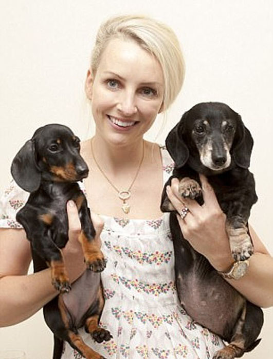 Ребекка со своими собаками Винни и Минни-Винни.