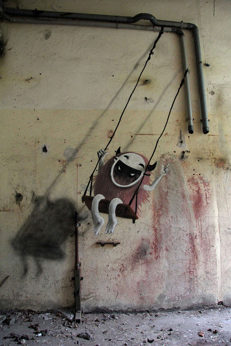 Забавные граффити-монстры в покинутых зданиях Берлина.