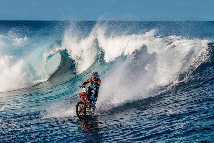 Мотоциклист едет прямо по воде.