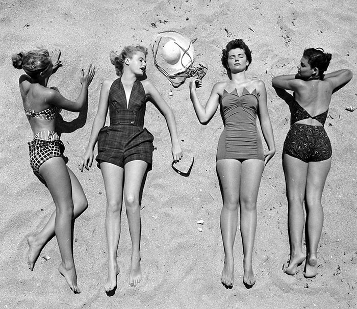 Девушки на пляже. Фото: Nina Leen.