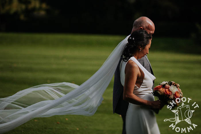 Фотограф помогла решить проблему невесты, позвонив в местный магазин готового платья.