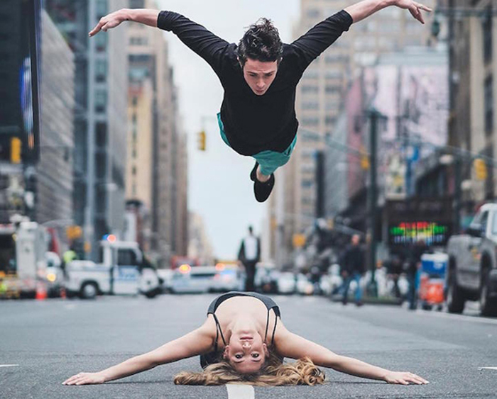Танцоры балета на улицах Нью-Йорка. Фото: Omar Z. Robles.