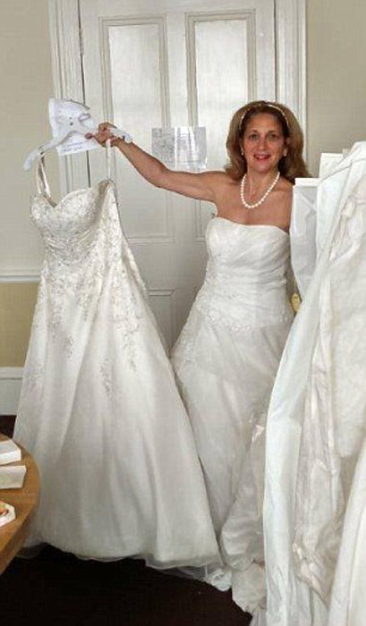 После ужина Люсиа обнаружила в своем номере целых 12 свадебных платьев.