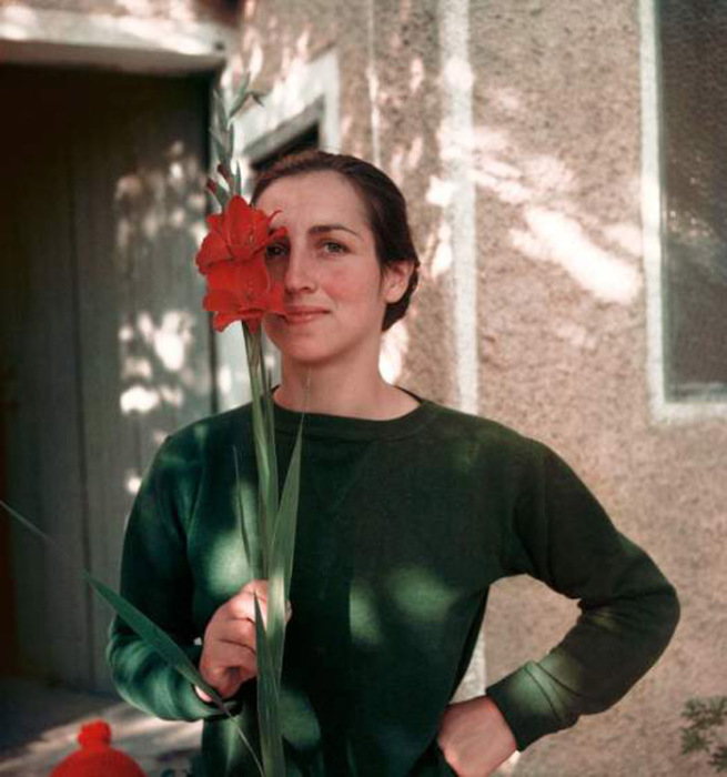 Франсуаза Жило с цветком, Валлорис, 1949.  Автор фото: Gjon Mili.