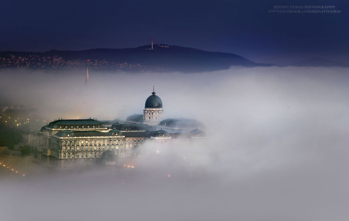 Королевский дворец в тумане. Автор фото: Tamas Rizsavi.