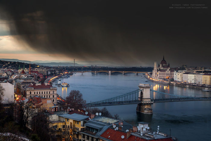 Гроза над Дунаем. Автор фото: Tamas Rizsavi.