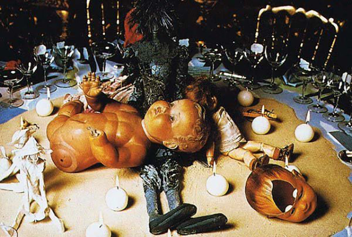 Много композиций на столе были созданы с участием кукол и игрушек.