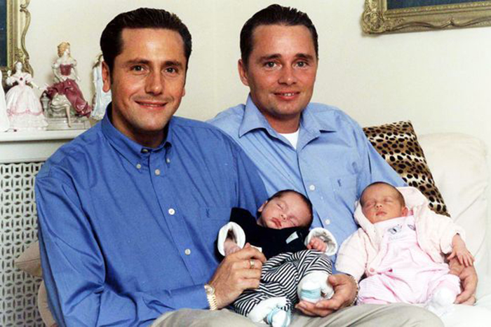 Тони и Барри с новорожденными Саффрон и Аспеном.