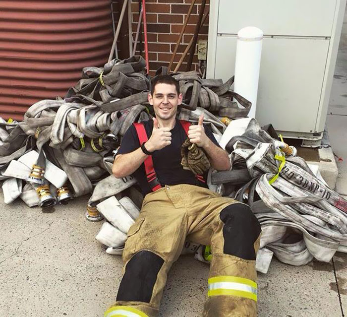 Сэм Роуэн работает в пожарной охране.
