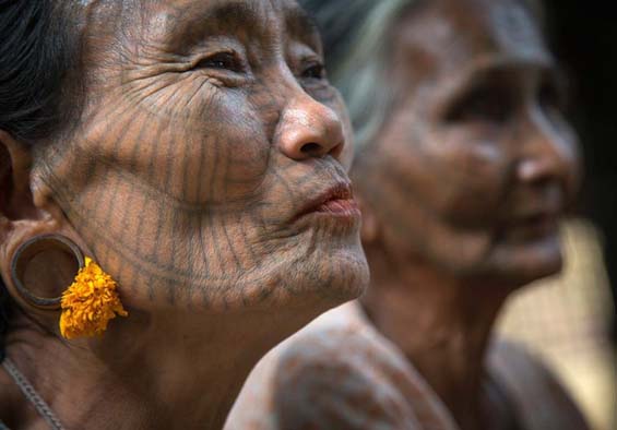 Необычные традиции племени из Мьянмы. Фото: Eric Lafforgue.