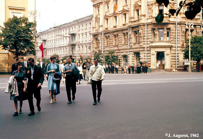 Центр перекрыт, люди свободно переходят дороги.  Автор фото: James Augerot, 1962г.