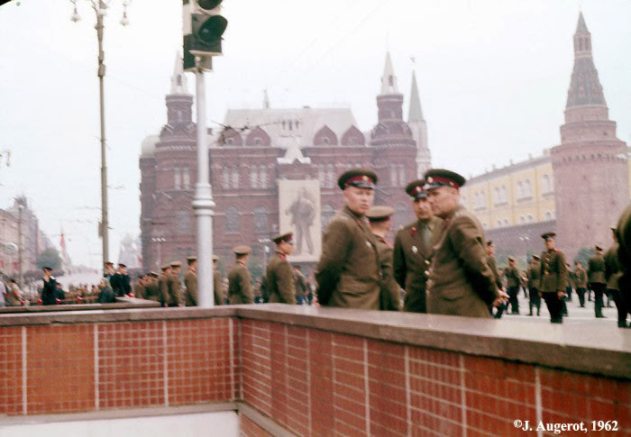 Милиция на Красной Площади.  Автор фото: James Augerot, 1962г.