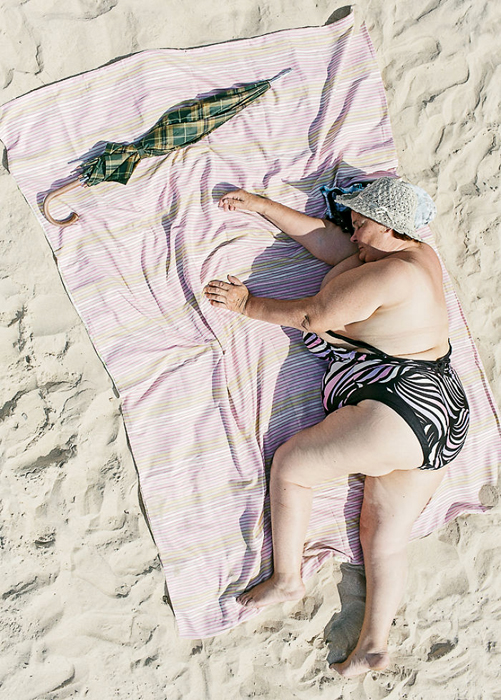 Спящие люди на пляже.